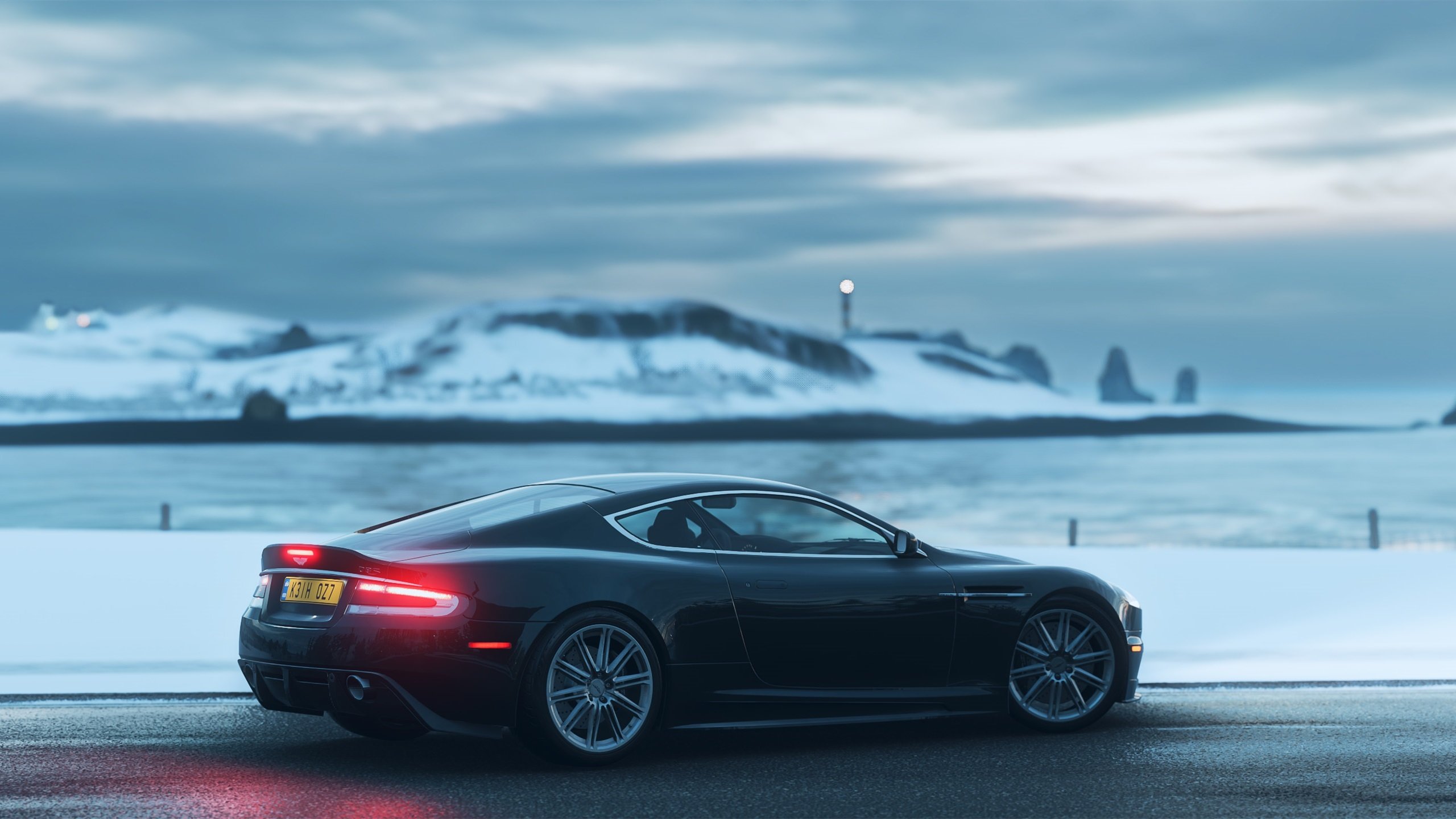 “飞盘：三叉湖田径场上的空中激情与极限对抗”